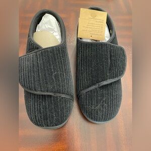 Long Bay men’s Hause shoes/ slippers black size 12 . With memory Foam